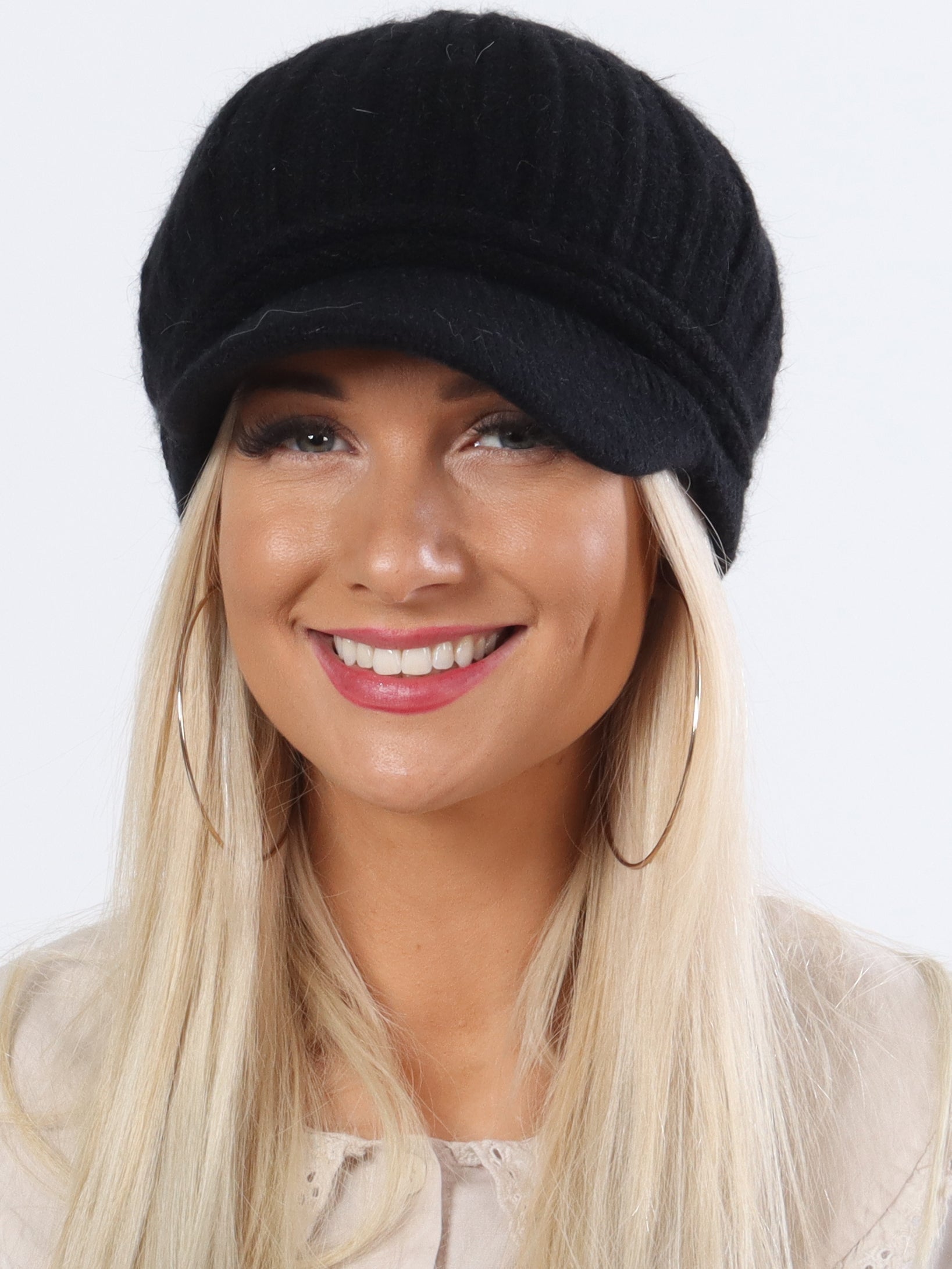 Lissa - Beige stickad mössa med brätte och mjuk slida